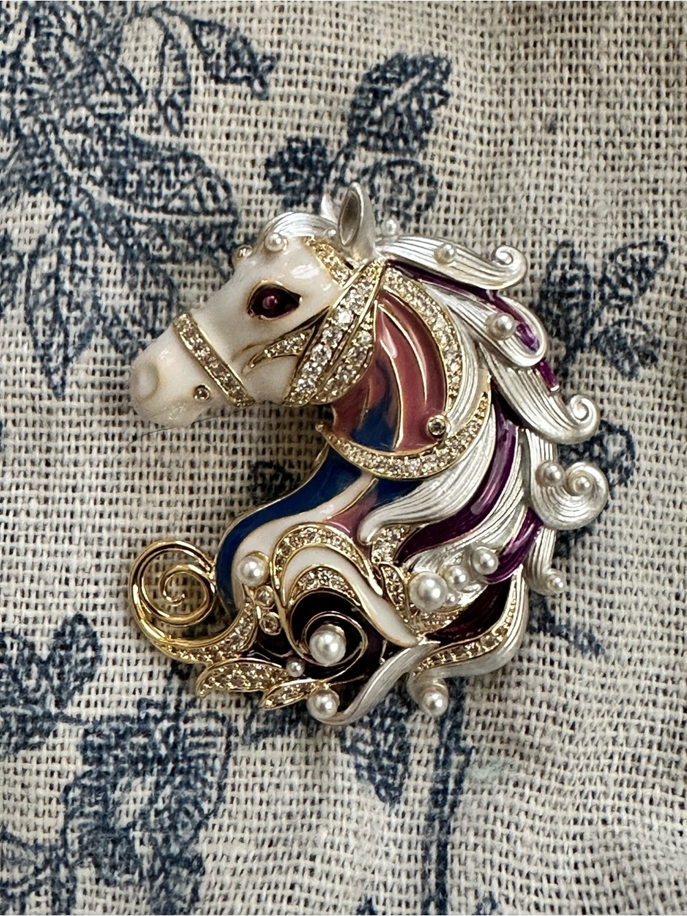 Elegant colorful enamel horse head brooch with a beautiful gold-plated finish